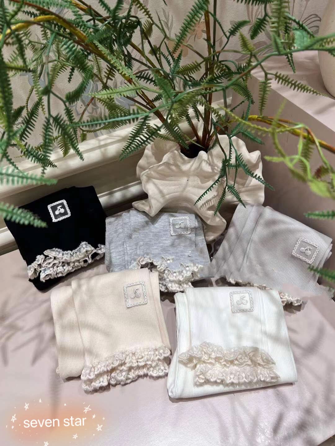 girl Lace Hem and Embroidery Leggings