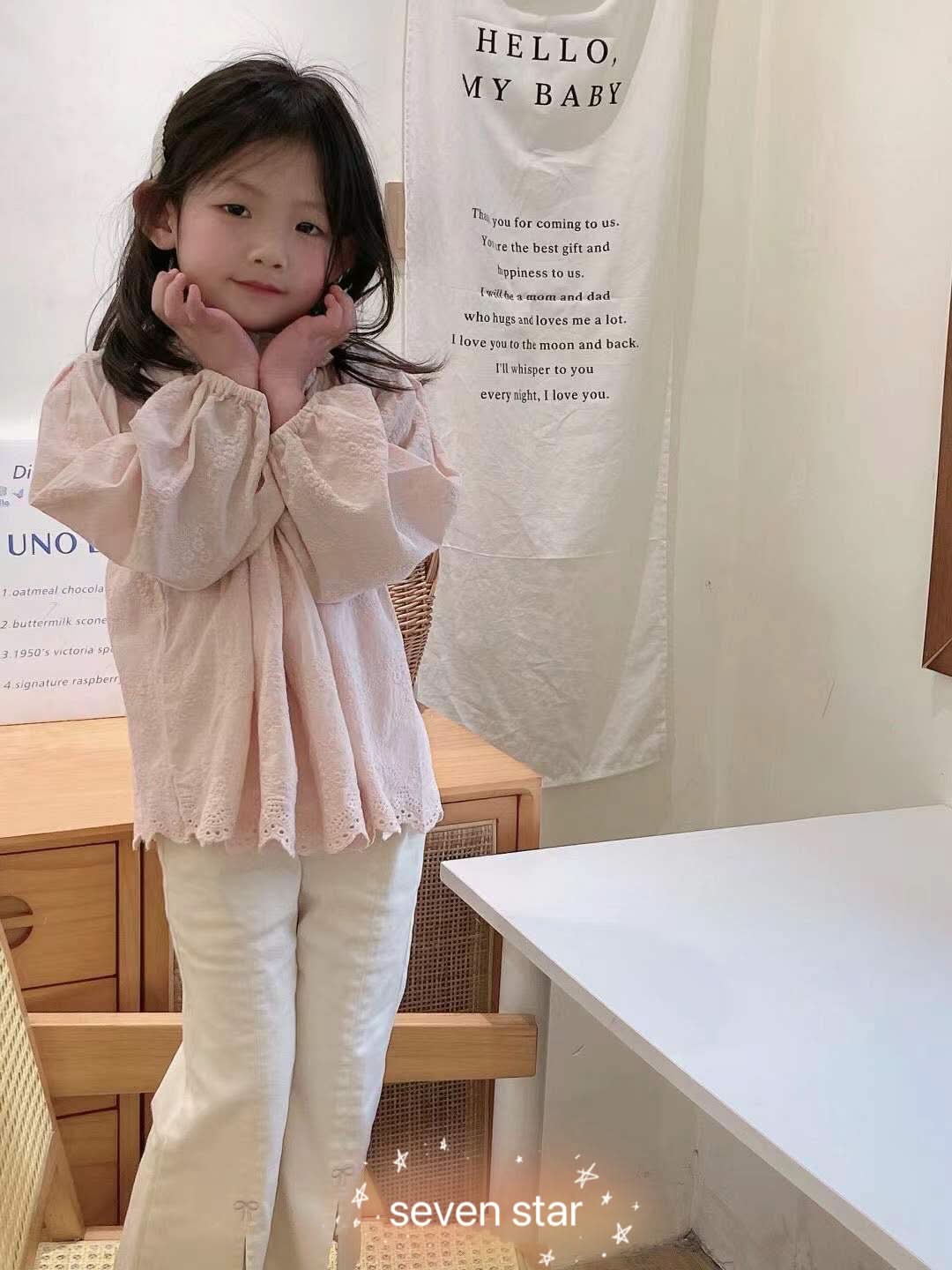 白色喇叭裤