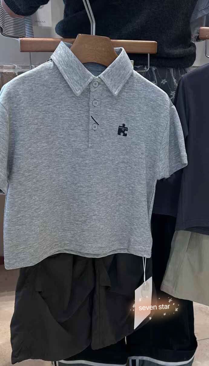 灰色 Polo 衫