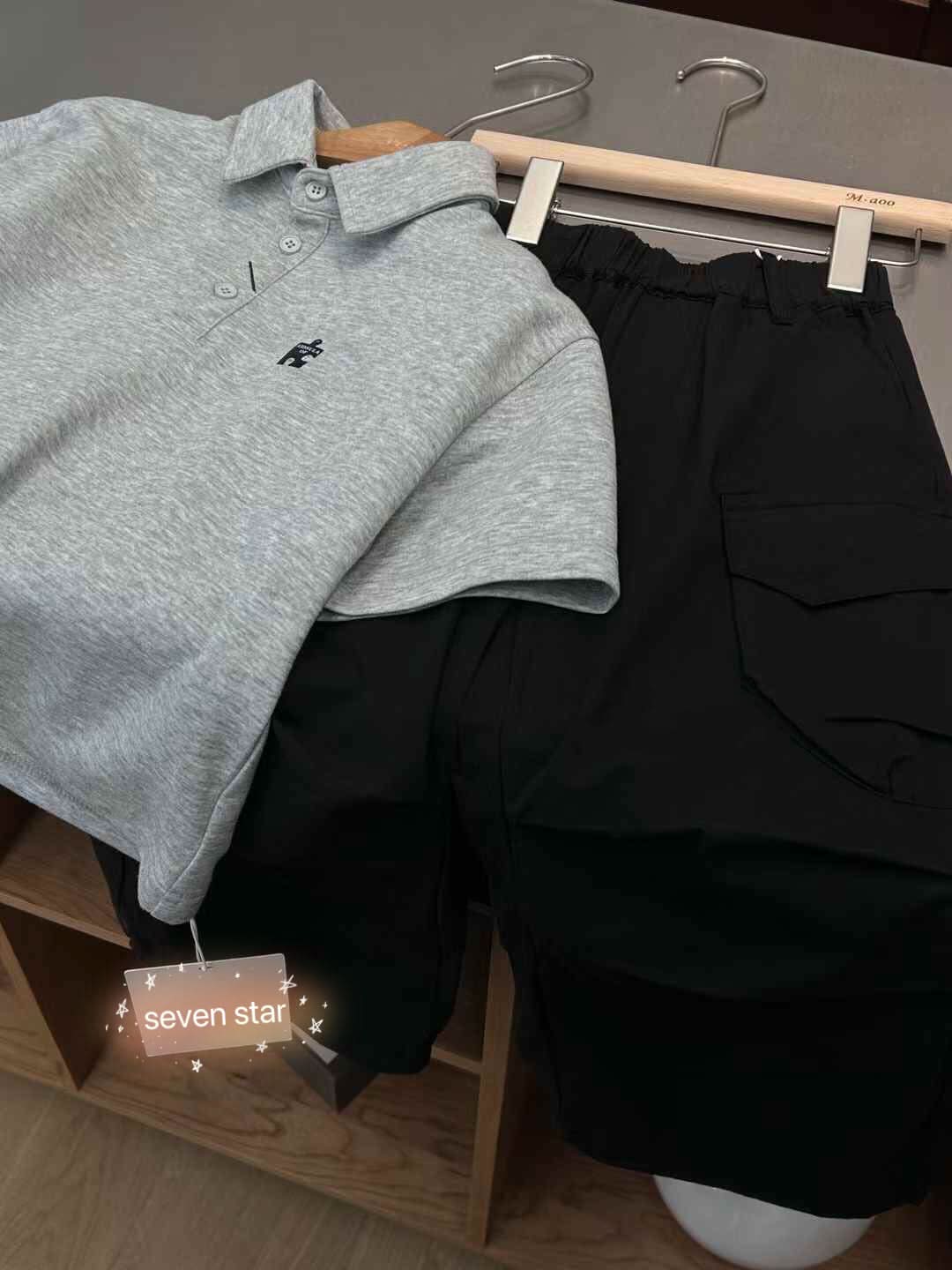 灰色 Polo 衫